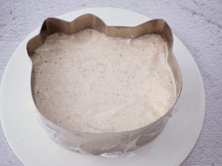 15、6寸KT猫奥利奥慕斯蛋糕,从冰箱取出模具，把做好的慕斯糊倒入，再放入冰箱冷藏4-6小时