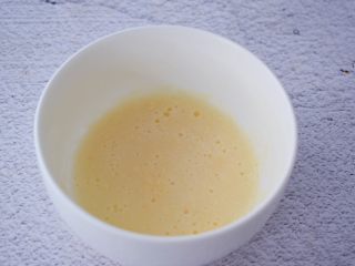 16、6寸KT猫奥利奥慕斯蛋糕,等时间差不多时开始制作镜面，吉利丁粉加入35克纯牛奶搅拌，然后隔水融化备用