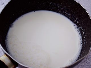 19、6寸KT猫奥利奥慕斯蛋糕,搅拌均匀晾凉备用