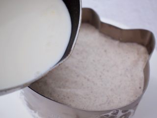 20、6寸KT猫奥利奥慕斯蛋糕,把晾凉的牛奶轻轻的从旁边倒入模具中