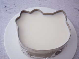 22、6寸KT猫奥利奥慕斯蛋糕,再放入冰箱冷藏4-6小时