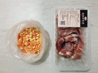1、玉米烧排骨,食材如图,所示示意。一份排骨,一些玉米胡萝卜粒。