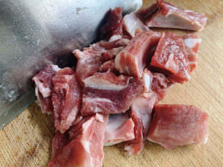 2、玉米烧排骨,排骨改刀切成小块。