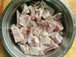 3、玉米烧排骨,用热开水冲洗,去除血水,同时去腥。