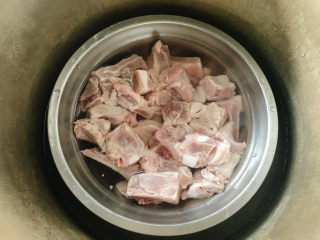 4、玉米烧排骨,加入适量水,入高压锅中提前压5分钟。