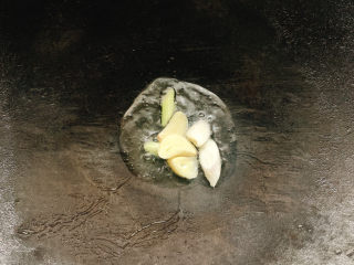 5、玉米烧排骨,锅烧热油,加入葱白,姜片,蒜瓣爆香。