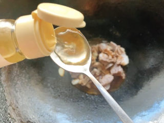 7、玉米烧排骨,加一勺料酒去味提鲜。