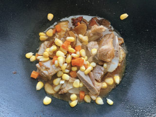 11、玉米烧排骨,煮个2分钟,汤汁略微减少,加入玉米胡萝卜粒。