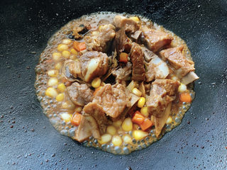 12、玉米烧排骨,大火翻炒均匀。小沸腾1分钟即可出锅。