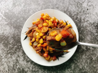 14、玉米烧排骨,炖煮到软烂的排骨,入味同时,一咬就脱骨。