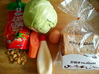 1、沼夫三明治,准备食材。买了好利来的全麦吐司切片。