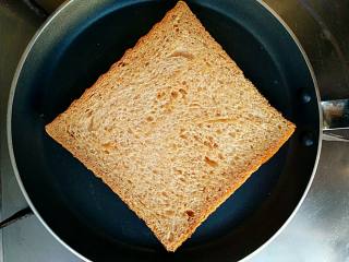 2、沼夫三明治,将全麦吐司切片放在平底锅中小火烘脆。（根据个人喜好，这步可以省略）