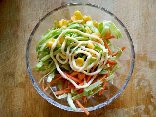 3、沼夫三明治,卷心菜洗净（叶子在淡盐水中浸泡5-10分钟，然后冲洗干净）切丝，胡萝卜洗净去皮，切丝，和甜玉米粒一起用适量的沙拉或者千岛酱（自己喜欢的任何酱都可以）拌均匀。