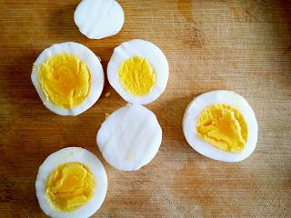 4、沼夫三明治,鸡蛋煮熟，切片。