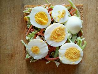 8、沼夫三明治,在卷心菜沙拉上铺上鸡蛋片。