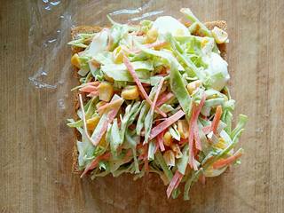 9、沼夫三明治,在鸡蛋片上再铺一层卷心菜沙拉。