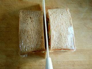 11、沼夫三明治,从中间切开即可。