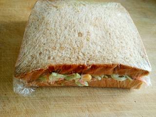 10、沼夫三明治,用保鲜膜裹紧。