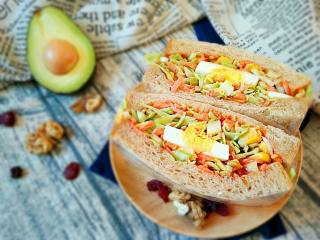 12、沼夫三明治,用保鲜膜包裹的三明治非常适合春游外出时带着，吃起来极为方便。