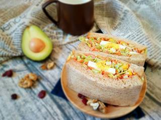 13、沼夫三明治,再配上一杯酸奶，几颗坚果，些许水果，就是能量满满的一餐。