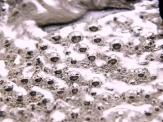 4、自己在家做冰糖葫芦、一口气连吃三串、做法简单又快捷,大火煮至起密集小泡，关火撒入芝麻