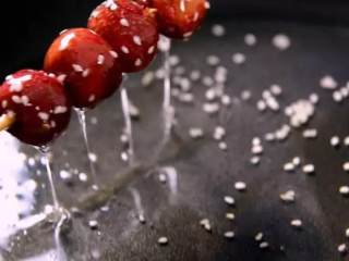 5、自己在家做冰糖葫芦、一口气连吃三串、做法简单又快捷,再将山楂均匀裹上糖浆