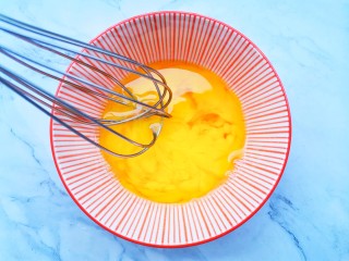 5、孜然火腿吐司丁,鸡蛋打散。