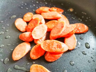 9、孜然火腿吐司丁,倒入香肠煎至变硬，
