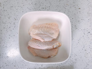 2、奥尔良鸡翅,准备好几个鸡翅