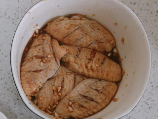 3、奥尔良鸡翅,奥尔良粉加清水混合，加入鸡翅和蒜末，腌制2小时。