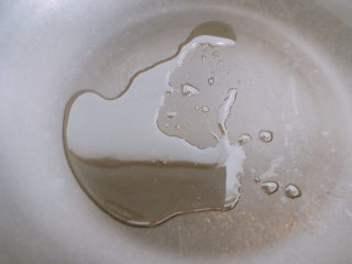 4、奥尔良鸡翅,锅内下油。