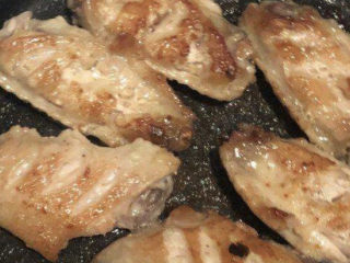 5、奥尔良鸡翅,把腌制好的鸡翅煎至两面金黄。