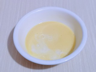 4、新手入门级～蓝莓椰蓉马芬蛋糕,加入牛奶，打至均匀。