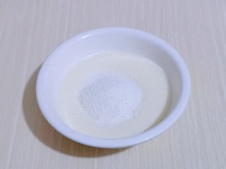 5、新手入门级～蓝莓椰蓉马芬蛋糕,加入椰蓉，拌均匀。