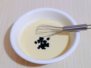 8、新手入门级～蓝莓椰蓉马芬蛋糕,加入蓝莓干，拌均匀。