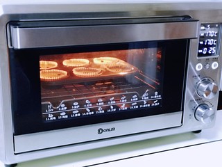 11、新手入门级～蓝莓椰蓉马芬蛋糕,模具入东菱烤箱中层，上下管170°烤25分钟。(烤箱时间及温度仅供参考)