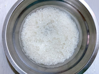 2、南瓜焖饭,大米加水泡发洗净。