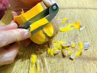 3、南瓜焖饭,南瓜洗净削皮。