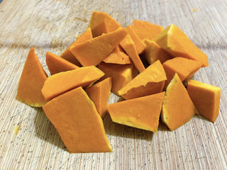 4、南瓜焖饭,切成小块