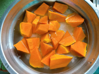 7、南瓜焖饭,铺上南瓜块