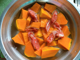 8、南瓜焖饭,加入腊肠片