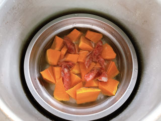 9、南瓜焖饭,入高压锅中炖8分钟左右，关火。大约还能焖2分钟，待气阀落下。