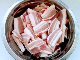 4、猪肉炖粉条,取出切成略厚的大片。