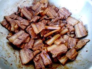 7、猪肉炖粉条,加入料酒、老抽、冰糖，红烧酱油和蚝油翻炒均匀。