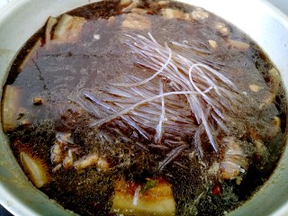 10、猪肉炖粉条,放入红薯粉条，再炖10分钟。
