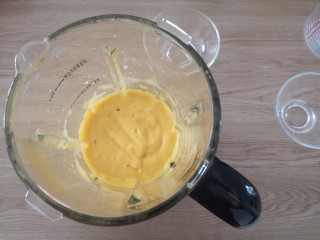 2、芒果香蕉奶昔,把牛奶，芒果，香蕉放入料理机中，打成奶昔备用