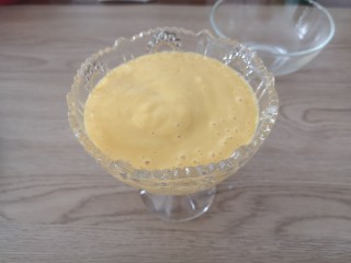 4、芒果香蕉奶昔,倒入准备好的甜品杯中，这些材料大概是三杯的量