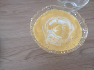 6、芒果香蕉奶昔,用牙签转几圈，行成花纹，用牙签戳掉表面的小气泡