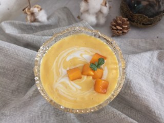 7、芒果香蕉奶昔,装饰上芒果粒，可以再放个小薄荷叶，一杯美味的芒果奶昔就做好啦