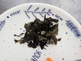 4、#咸味#菠菜海苔玉子烧,海苔撕碎